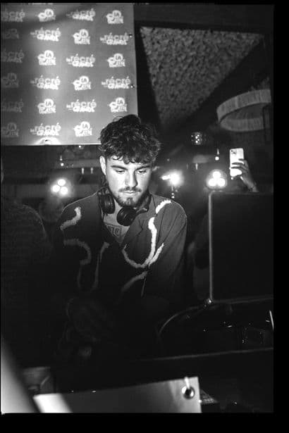 SMAILO playing under club lights